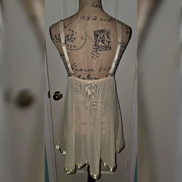 Plus Size 2X Yellow Sheer Mesh Babydoll Lingerie Dress w/ Floral Lace & Ribbon - Picture 2 of 5